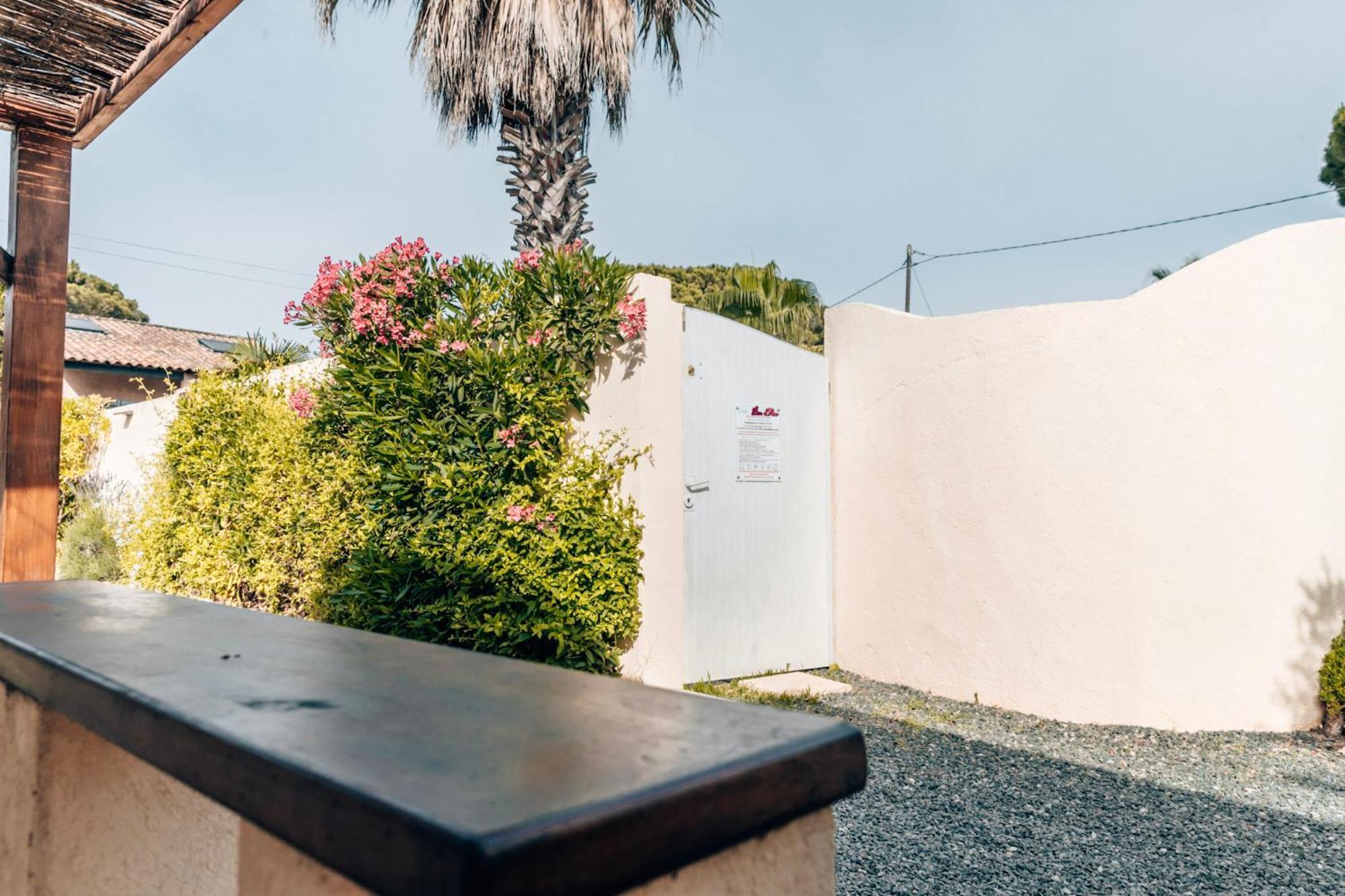 Reve D'Azur, Mazet En Bord De Mer, Parking, Piscine Partagee, Terrasse Bbq & Draps Inclus La Nartelle, 1 Salon, 1 Chambre, 1 Cuisine , 1 Sdb Sainte-Maxime Eksteriør billede